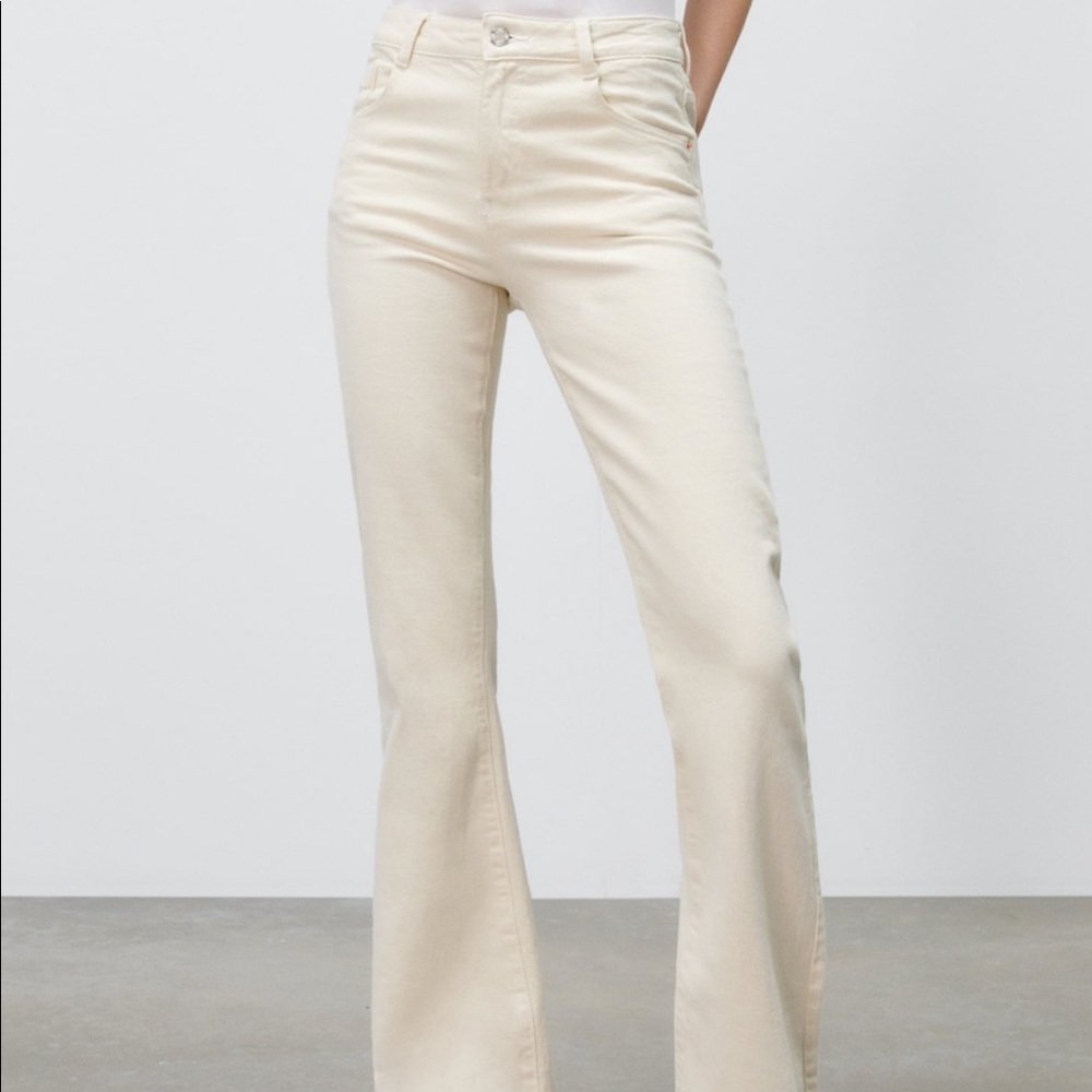 Zara High Rise Flared ivory/white jeans